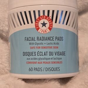 First Aid Beauty Facial Radiance Pads - Light Blue & White